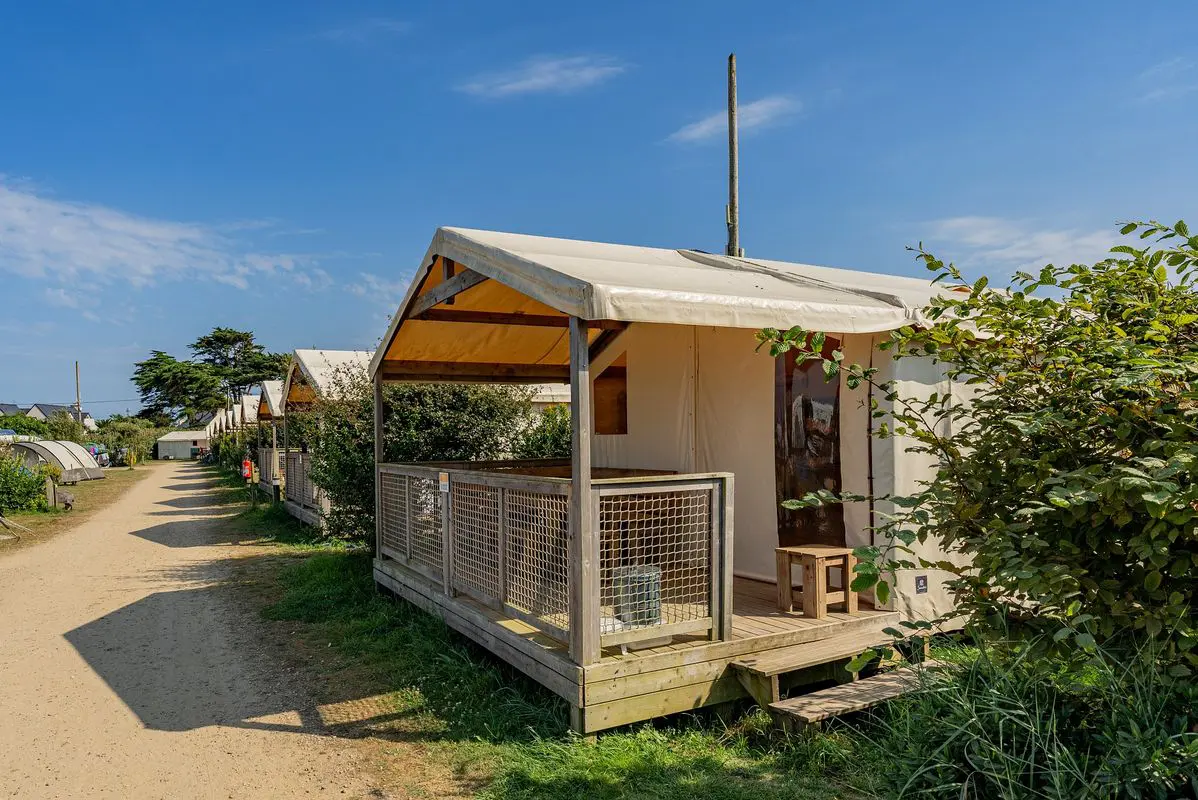 un mobil home en camping