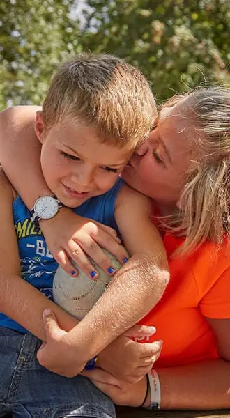 Mère et fils heureux d'avoir acheté un mobil-home en camping