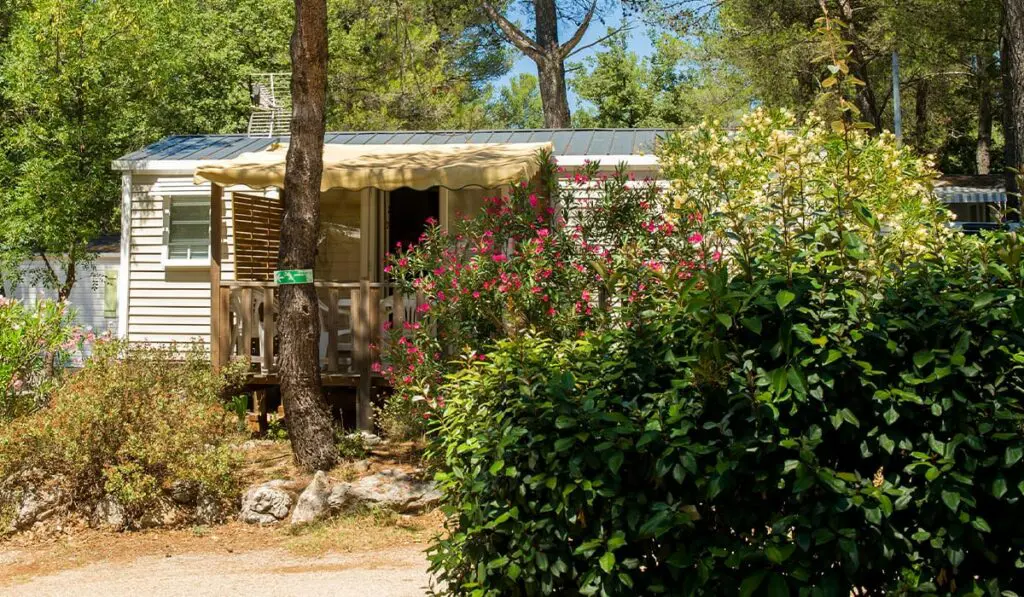 un mobil-home en été