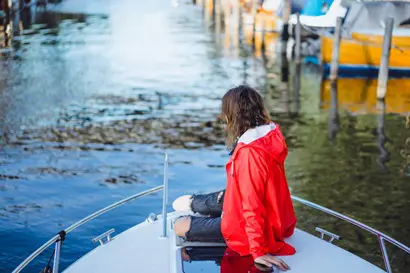 une femme en croisière sur un bateau