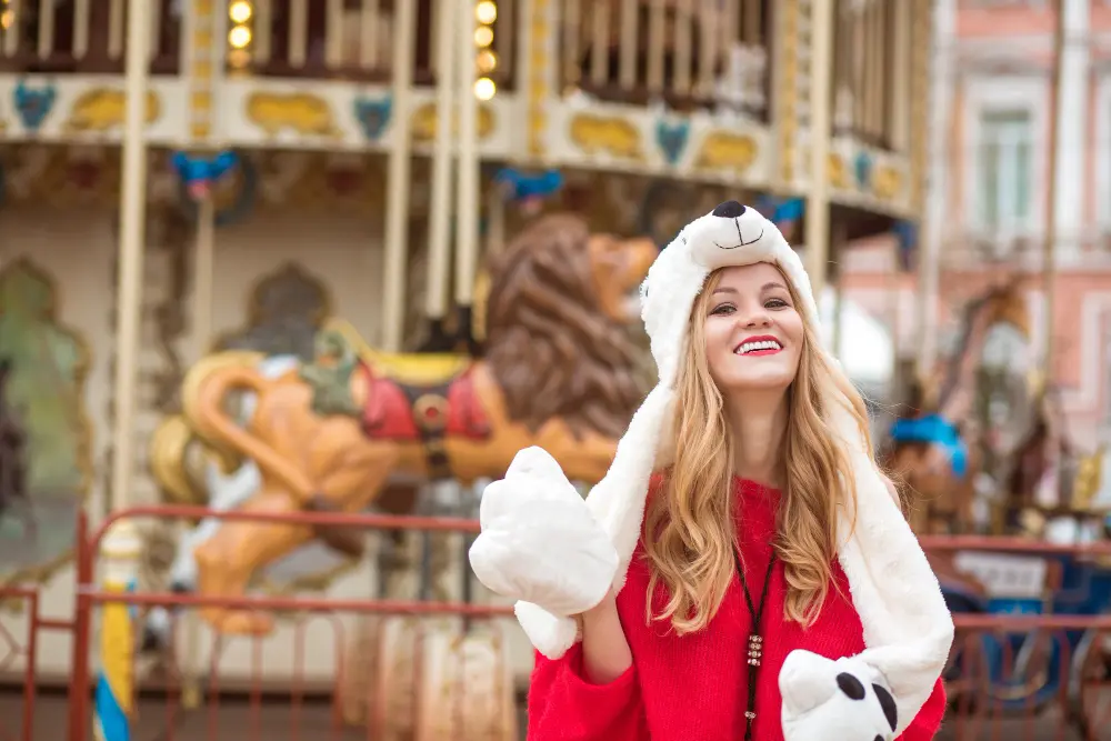 une femme dans un parc d'attraction