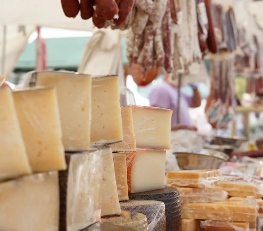 du fromage sur un marché