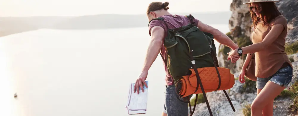 un couple en randonnée