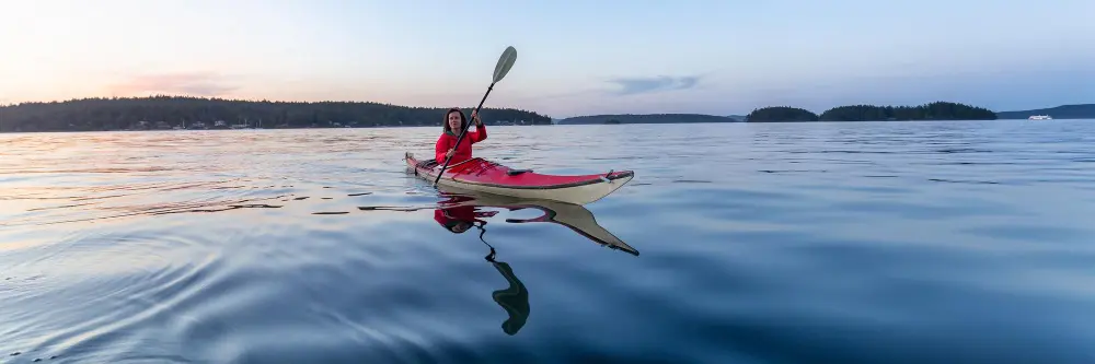 une femme faisant du kayak