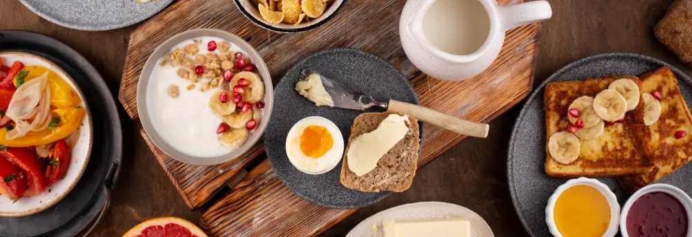 une table avec un petit déjeuner
