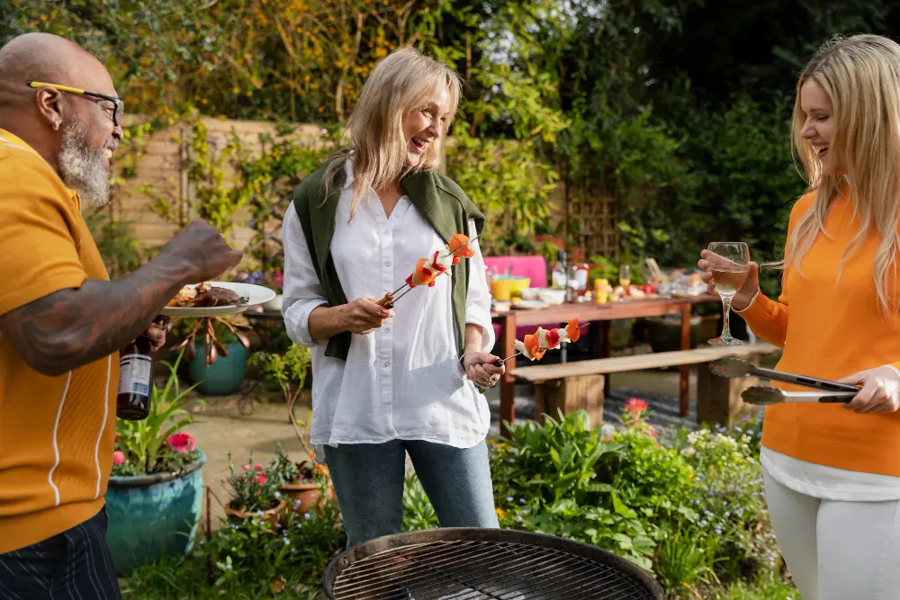 des personnes discutant autour d'un barbecue