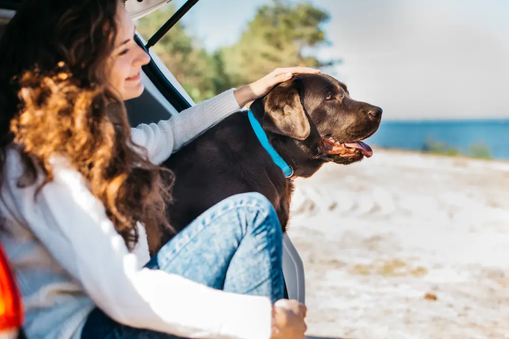 une femme assise avec son chien
