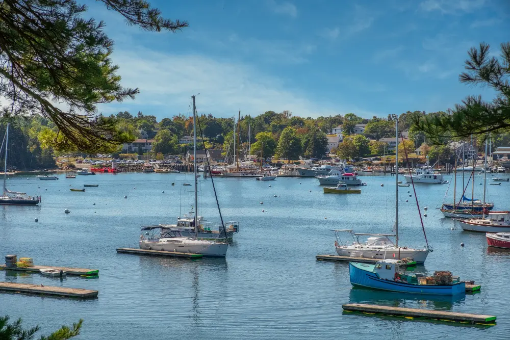 des bateaux à la mer dans un port Breton