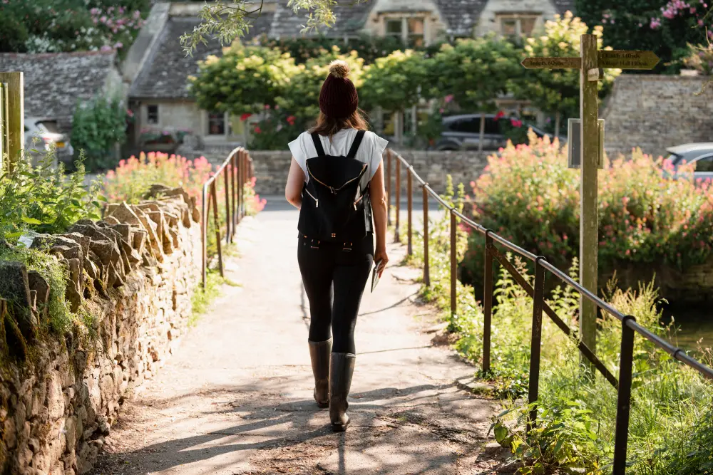 une femme faisant une randonnée en dordogne