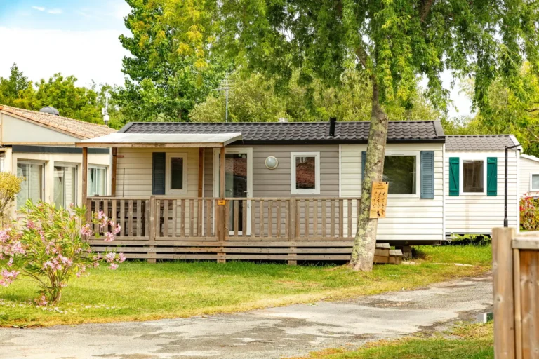 un mobil home en camping