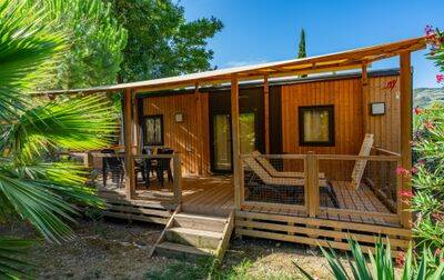 un mobil home ombragé