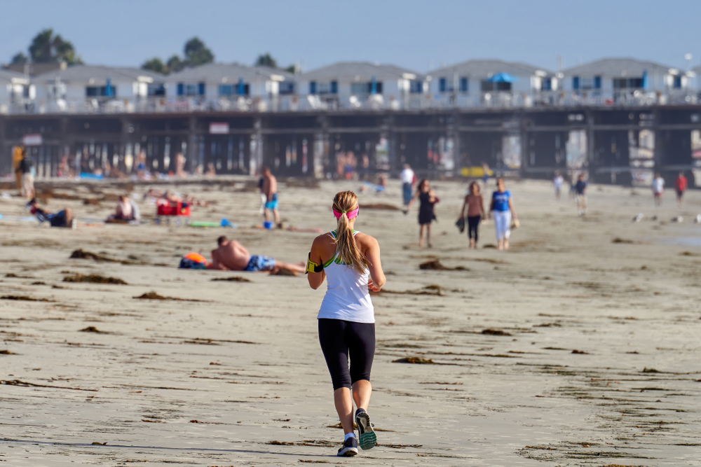 une femme courant sur la plage